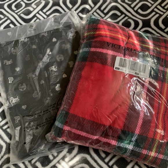 VICTORIA'S SECRET Tote & Cozy Blanket - Picture 3 of 5